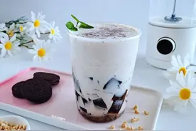 吃货们决不能错过的自制红豆椰果奶茶图片