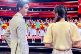 我的眼里只有你！吴磊、热巴同框录节目眼神好甜图片