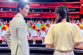 我的眼里只有你！吴磊、热巴同框录节目眼神好甜图片