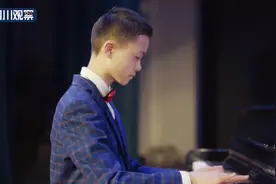 断指少年钢琴过10级 盲人父母撑起他的音乐梦图片