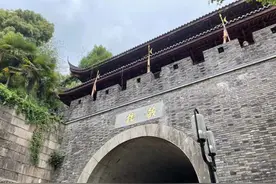 流浪歌手表演被劝离，大学教授为他发声，这件网上很火的事，杭州鼓楼回应了图片