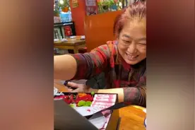 儿媳送的“鲜花”藏有现金，婆婆乐开了花视频封面