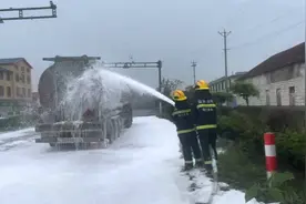 75秒｜临沂一满载33吨溶剂油罐车追尾泄漏 消防人员成功排险