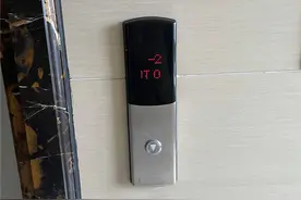 南宁一业主家中水管爆裂泡坏两部电梯，万元维修费用该谁承担？图片