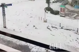 云南文山突降冰雹，街道成冰河图片