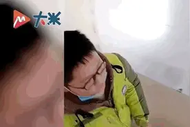 13岁“板凳男孩”走红，他的乐观感动无数网友图片