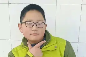 “无腿男孩”用板凳当作双腿乐观求学 他说：我觉得自己运气很好图片