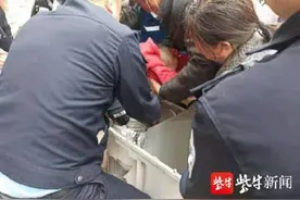 家长将4岁娃放进洗衣机，结果拔不出来了图片