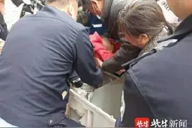 家长将4岁娃放进洗衣机，结果拔不出来了图片