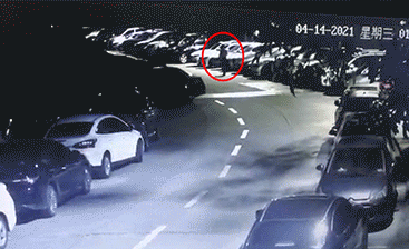 “黑衣男”盗窃后迷路，坐上“热心”保安摩托车被送到派出所图片