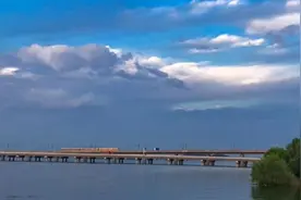 @赶地铁的南京“钓鱼大爷”们：火了！别光顾着乐，这个提醒看一看图片