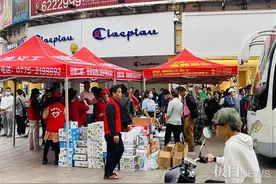 广西一幼儿园发生砍伤事件，当地市民在多个献血点前排起长龙图片