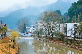 白水白云跃上岩图片