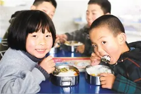 山里娃吃上了免费营养午餐图片