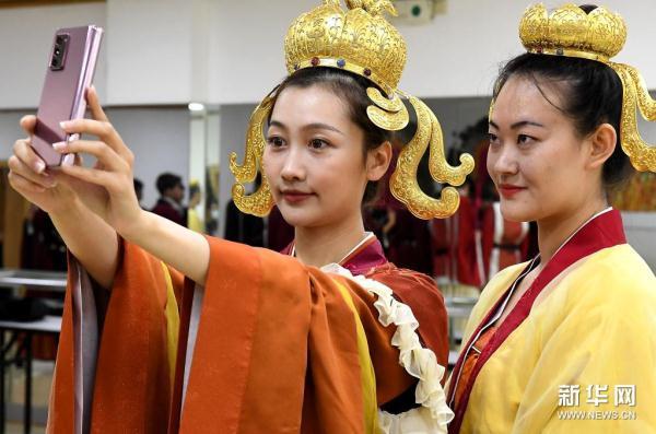 国宝“复活”记——真人版龙门石窟《帝后礼佛图》是怎样“炼”成的