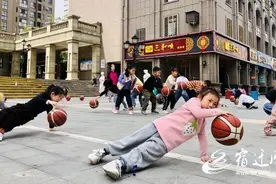 宿迁“篮球宝贝”玩转花式拍球图片