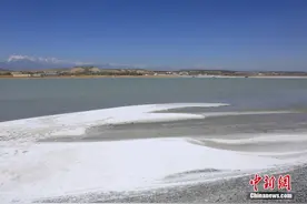 新疆乌鲁木齐盐湖景色迷人图片