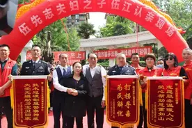 泪目！骨肉分离32年终团聚，儿子跪地让母亲喂饭图片