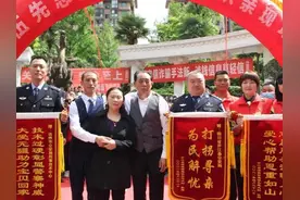 泪目！骨肉分离32年终团聚，儿子跪地让母亲喂饭图片