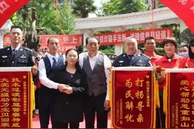 泪目！骨肉分离32年终团聚，儿子跪地让母亲喂饭图片