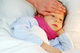 高烧为什么经常发生在夜里？原来跟免疫系统有关图片