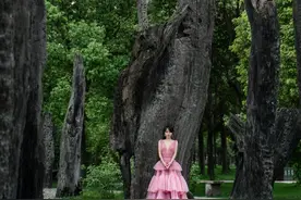 万绿丛中一点红~张嘉倪回成都老家拍写真，薄纱飘逸甜美非常图片