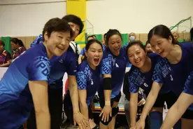 一场气排球凝聚中老年人！他们还是运动少年，没有一丝改变图片