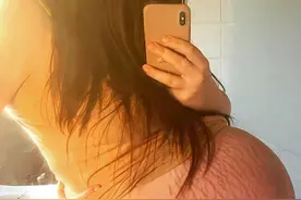 初为人母生下13磅重女儿，为英国第二大巨婴，肚皮撑得出血图片