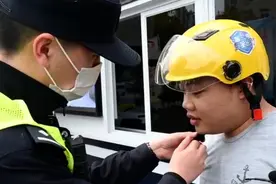 骑电动车没戴头盔怎么办？在上海金山可借共享头盔视频封面