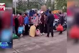 烟头回收60元一斤  大爷大妈排队卖