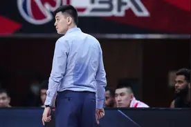 杨鸣轻松面对总决赛G2，今晚要脱掉衬衫改穿短袖图片
