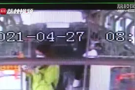 猖狂！男子公交车上猥亵女子不成要打人 司机乘客合力将其控制视频封面
