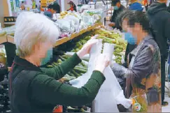 “最严限塑令”让塑料购物袋销量下降，却没管住这免费的超市连卷袋图片