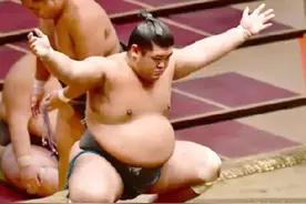 日本28岁相扑选手比赛中头部着地 卧床一个多月后突然去世图片