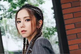 邓紫棋甜酷拳击辫造型曝光 搭配短款西装时尚又干练图片