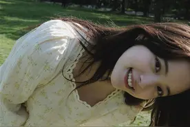 欧阳娜娜晒男友视角踏青照 对镜甜笑元气十足图片