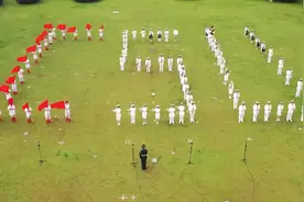 中南大学军乐团举办“青春纪念日”快闪活动图片