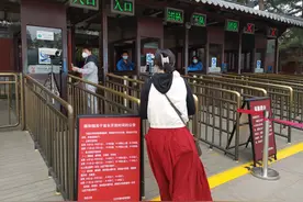 探访北京市属公园延长开放首日，居民早入园晨练错开旅行团高峰图片