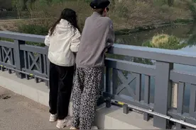 汪苏泷和妈妈一起出门春游 享受休闲时光图片