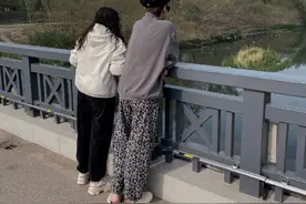 汪苏泷和妈妈一起出门春游 享受休闲时光图片