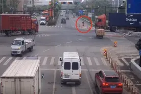 浙江海宁某路口，驾驶人被卷到了货车底，买的鸡被碾压成肉饼…图片