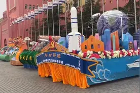 迎建党百年，高校师生自制花车巡游校园视频封面