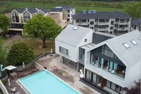 政府主导开设线上旗舰店，上百家莫干山民宿从五一卖到国庆视频封面