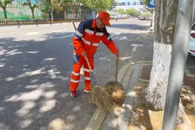 跳舞吧，就像生活从没遇过困难一样，浙江52岁环卫工舞王：有梦想，什么时候开始都不晚图片