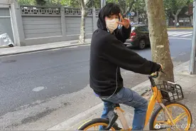 少年感十足！黄明昊骑共享单车游上海图片
