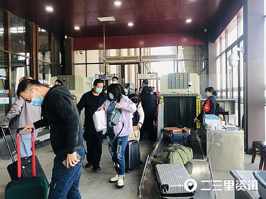 小剪刀可以带上高铁吗（过安检竟然被拦仔细想想包里是不是有这些物品）