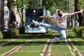 土耳其国际舞蹈日来临 舞蹈演员纷纷在户外表演图片