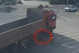 骑电动车女子被货车碾压头部，因戴头盔幸运生还视频封面