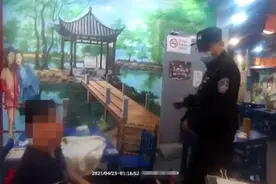 “能不能给我一杯水喝……”凌晨1点，杭州小店门口有个男孩不停徘徊图片
