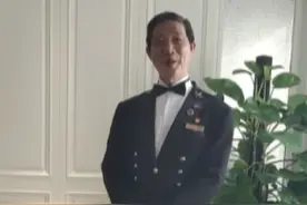 七旬老人当门童18年：这是一个快乐的工作图片